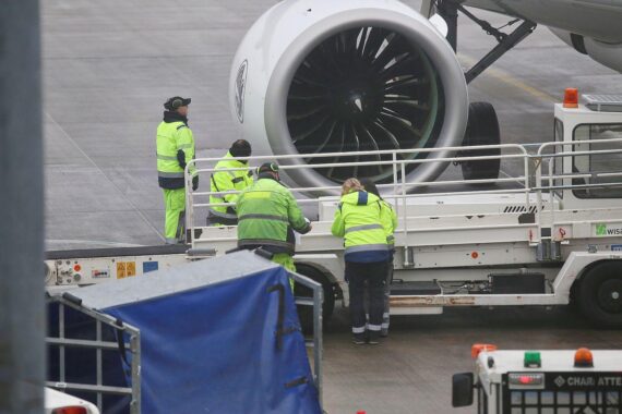 Flughafenmitarbeiter bei der Arbeit, Symbol für neue Arbeitszeitregelungen in Deutschland.