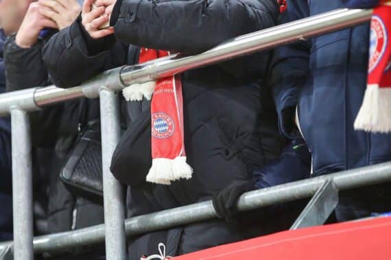 Bayern-Fans jubeln bei Pokalauslosung, Osnabrück gegen FC Bayern München im DFB-Pokal.
