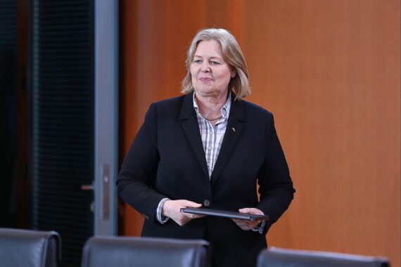 Bärbel Bas diskutiert Beamtenpolitik und Sozialreformen in Berlin, kritisiert Populismus der Politiker.