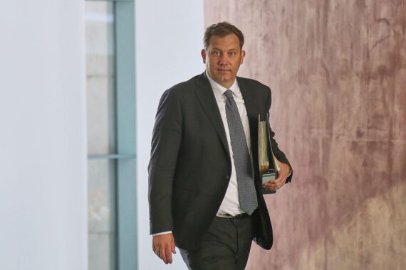 Lars Klingbeil präsentiert den Bundeshaushalt 2027 und Einsparungen im Kabinett.