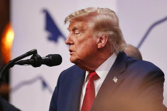 Donald Trump spricht drohend, während Iranische Delegation Verhandlungen in Luzern verlässt.