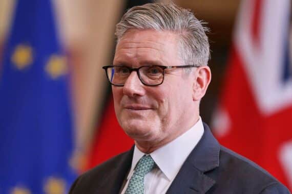 Keir Starmer kämpft um sein Amt, während interne Herausforderungen in der Labour-Partei wachsen.