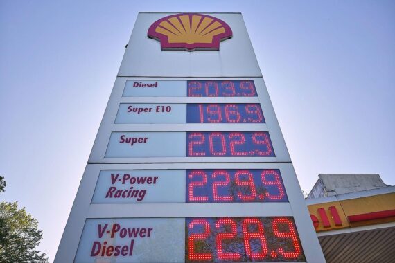 Tankstelle mit Preistafel, Symbol für kürzenden Tankrabatt und drohende Preissteigerungen ab Juli.