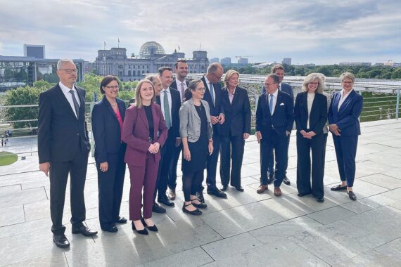 Übergabe des Rentenkommissionsberichts an Kanzler Merz und Ministerin Bas in Berlin.