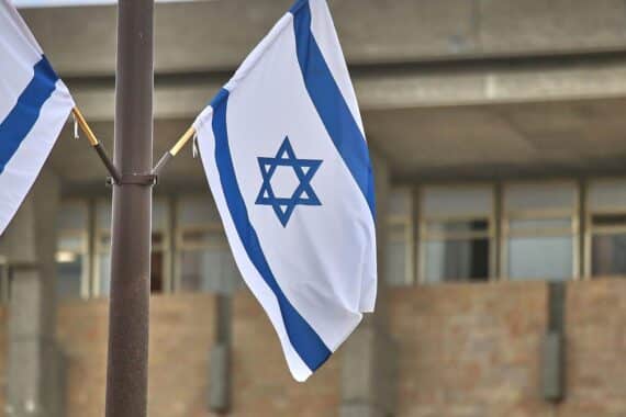 Israelische Flagge vor der Knesset, Symbol für aktuellen Waffenstillstand im Libanon.