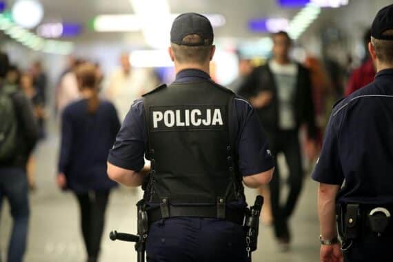 Symbolbild: Polizei fährt an Tatort in Polen, um den Vorfall zu untersuchen.