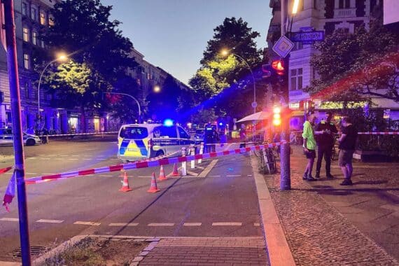 Polizei sichert Tatort nach Schießerei in Berlin-Kreuzberg, symbolisiert Clankriminalität und ihre Konsequenzen.