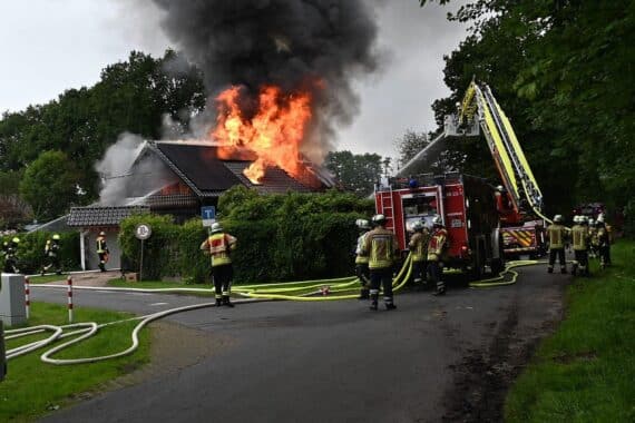 Brand eines Einfamilienhauses in Hemslingen, Polizei ermittelt, Bewohnerin unverletzt gerettet.