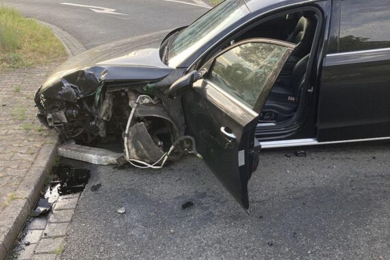 Zerstörter Audi nach zwei Unfällen durch alkoholisierten Fahrer in Neu-Isenburg.