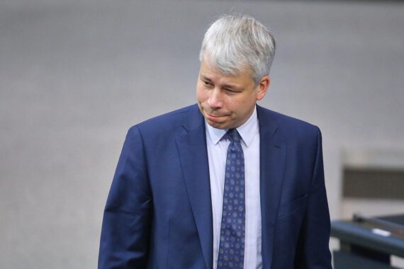 Steffen Bilger spricht zur Fraktionssitzung, betont Optimismus und konstruktive Zusammenarbeit mit der SPD.