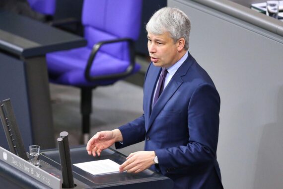 Steffen Bilger betont Reformbedarf für Wirtschaftswachstum am Tag der Industrie.
