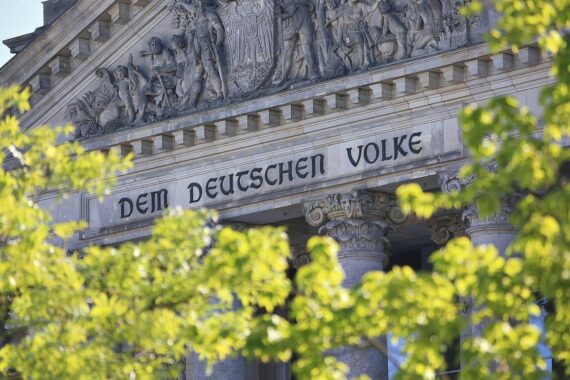 CDU/CSU-Politiker Steffen Bilger am Mikrofon im Bundestag, Diskussion über Sommerpause.