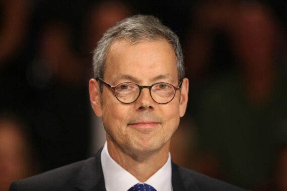 Peter Bofinger diskutiert Rentenversicherung für Beamte, warnt vor finanziellen Doppelbelastungen.