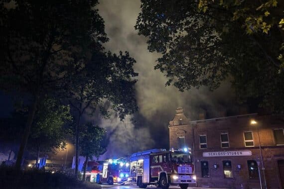 Feuerwehr bekämpft Brand im ehemaligen Club Magnum, starke Rauchentwicklung, Polizei sperrt Straße.