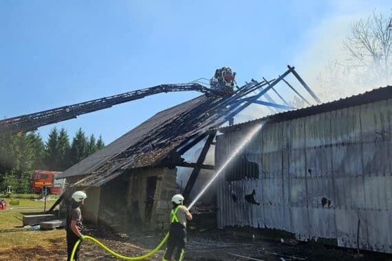 Brand im Getreidelager, Feuerwehr im Einsatz, starke Rauchentwicklung, Gebäude wird abgerissen.