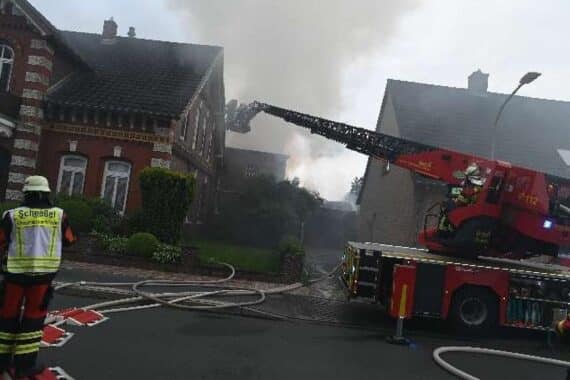 Brand eines Arbeitsschuppens in Scheeßel, Schäden am Wohnhaus, alle Bewohner unverletzt.