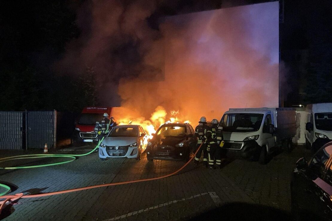 Brand mehrerer Fahrzeuge auf Parkplatz in Dortmund-Hörde