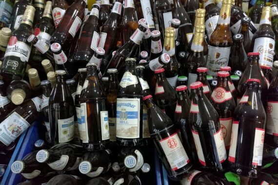 Bierflaschen auf einem Tisch, symbolisieren gesicherte Getränkeversorgung während der Hitzewelle.