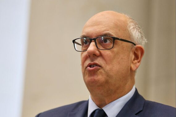 Bremens Bürgermeister Bovenschulte kritisiert Rentenkommission für unklare Beamtenregelung in der Rente.
