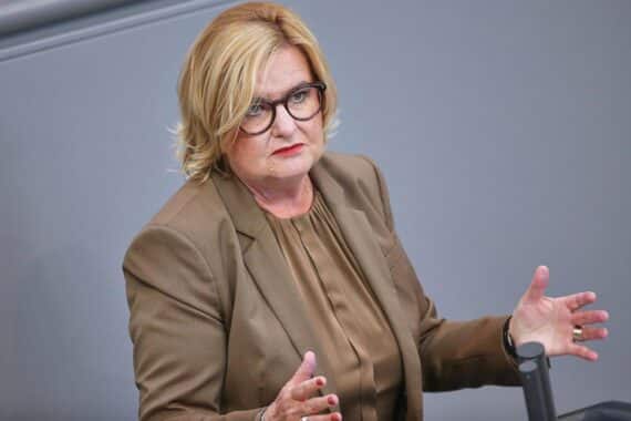 Eva Högl spricht über Sicherheitsrisiken durch Drohnen und Cyberangriffe während Innenministerkonferenz.