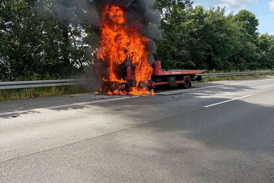 Brennender LKW auf der BAB 52 sorgt für Vollsperrung bei Ratingen