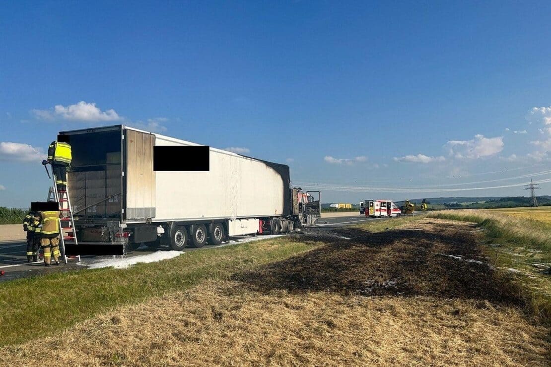 Brennender Sattelzug sorgt für Vollsperrung auf A9 bei Dittersdorf