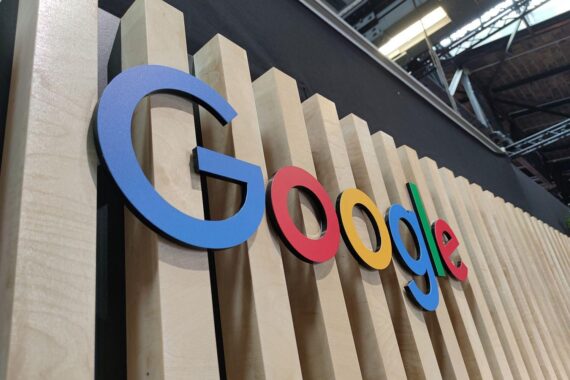 Google-Logo mit Verweis auf neue Regelungen für Online-Verlage in Großbritannien und KI-Inhalte.