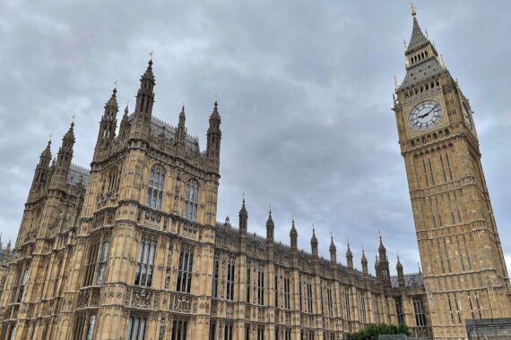 Rücktritt des britischen Verteidigungsministers Healey; Westminster-Palast im Hintergrund.