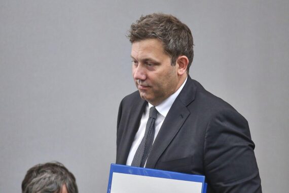 Lars Klingbeil kritisiert geplante Kürzungen der Bundesmittel für die gesetzliche Krankenversicherung.