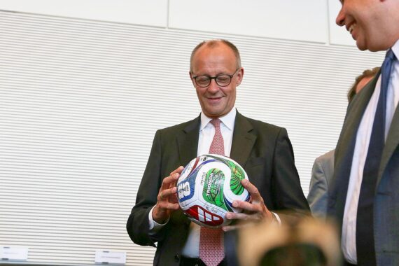 Friedrich Merz spricht über Deutschlands Bewerbung für die Fußball-WM 2038/2042 in Berlin.