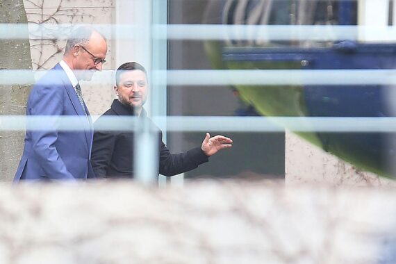 Selenskyj schlägt Friedensgespräche mit Putin vor; Regierung unterstützt europäische und US-Beteiligung.