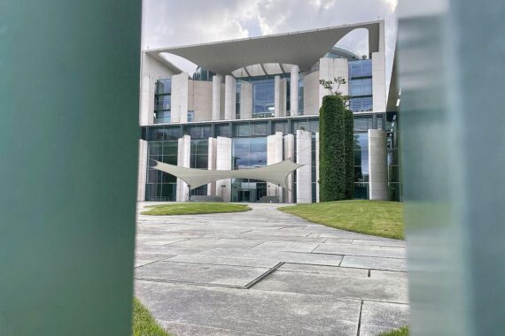 Bundeskanzleramt mit Fragen zu hohen Ausgaben für Kommunikationsberater und Krisenkommunikation.