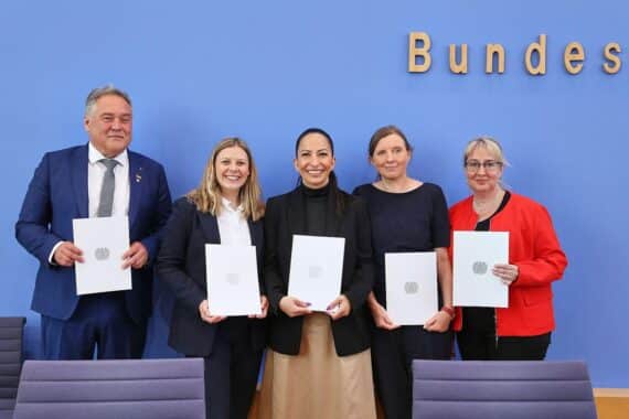 Zahlreiche Petitionseinreichungen im Bundestag, ansteigende Bürgerbeteiligung und öffentliche Diskussionen abbilden.