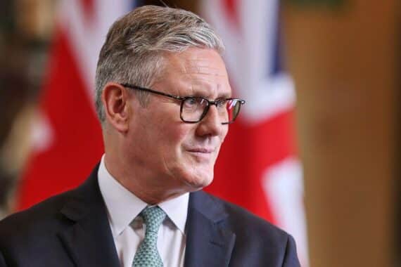 Keir Starmer, britischer Premierminister, symbolisiert Zusammenarbeit zwischen Berlin und London, Zukunftsoptimismus.