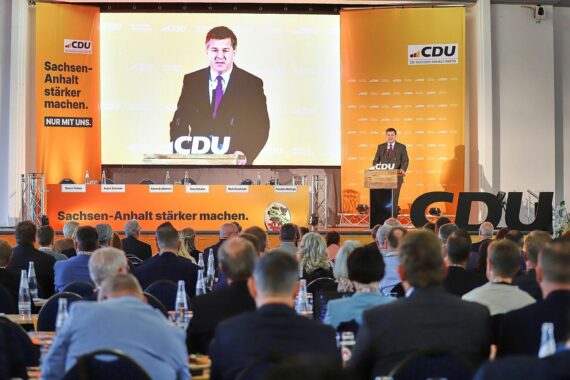 Sven Schulze spricht auf CDU-Landesparteitag, Wahlprogramm und Bürgerarbeit stehen im Fokus.
