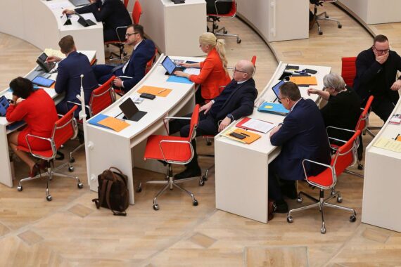 CDU-Vertreter diskutieren über europäische Rückführungsregelungen in Brandenburgs Landtag.