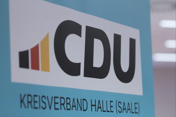 Bildungsexperten diskutieren Herausforderungen im Schulwesen mit CDU-Politikern in Halle (Saale).