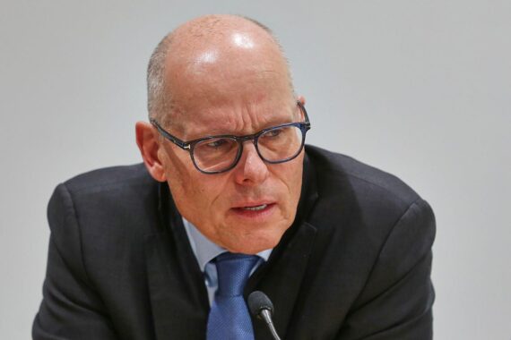 Peter Beyer äußert Bedenken zu Trumps Iran-Abkommen; betont Unsicherheiten und regionale Spannungen.