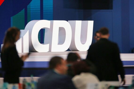CDU-Logo vor Hintergrund von Gebäuden, symbolisiert den Umbausprozess der Landesbauordnung in Schleswig-Holstein.