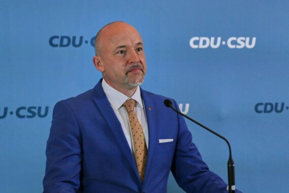 Alexander Hoffmann spricht über die Anhebung der Einkommensgrenze für den Spitzensteuersatz.