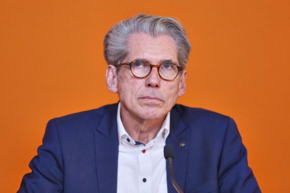 Andreas Storm fordert Verschiebung der Pflegereform, wegen finanzieller Sorgen und Auswirkungen auf Rentenkasse.