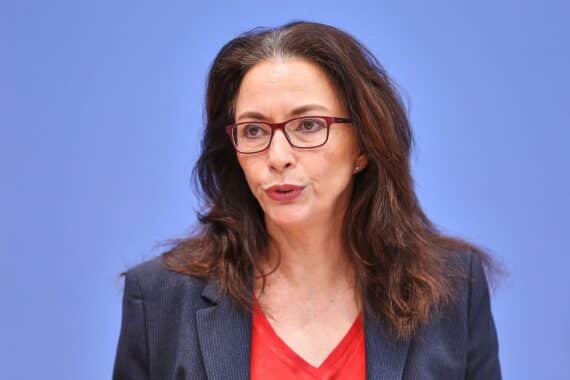 Yasmin Fahimi kritisiert Rentenreformen: Gerechtigkeit und gesundheitliche Aspekte im Fokus der Diskussion.