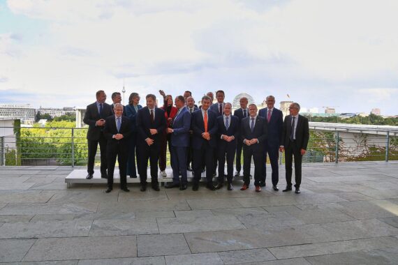 Koalitionsgespräch mit Sozialpartnern, betonte Uneinigkeit und Herausforderungen bei Reformprozessen.