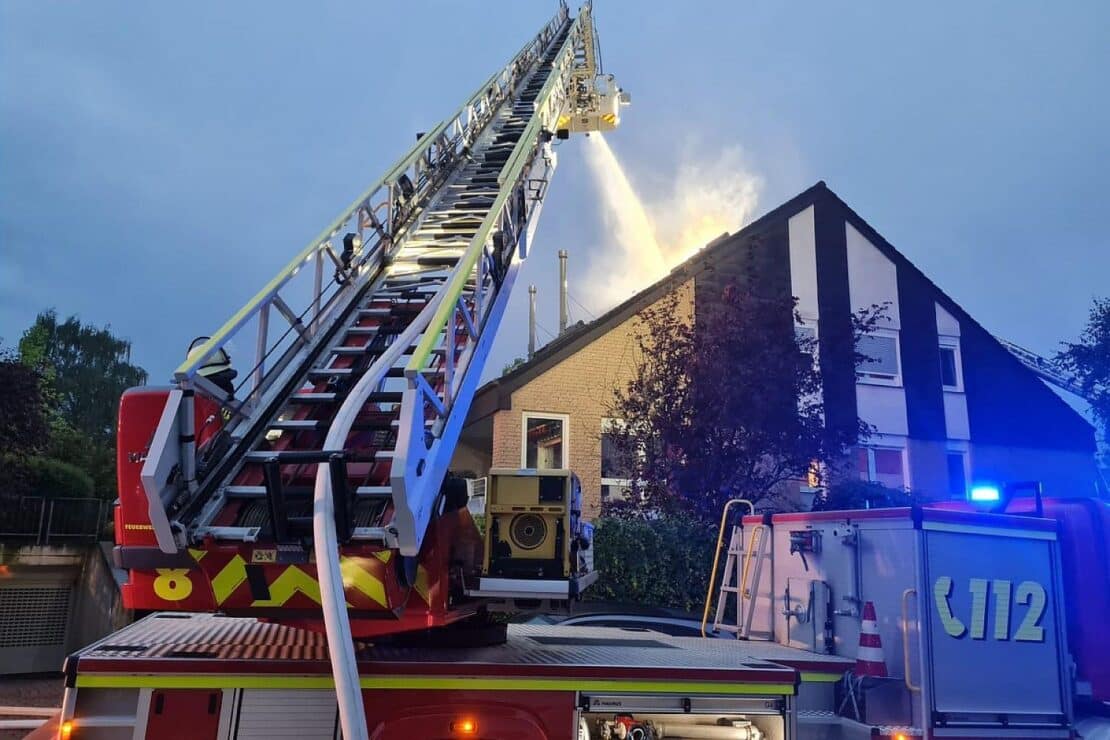 Dachstuhlbrand durch Blitzeinschlag in Dortmund-Lücklemberg