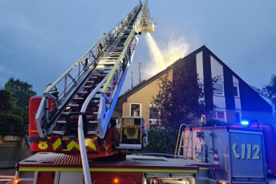 Feuerwehr löscht Dachstuhlbrand mit Drehleitern nach Blitzeinschlag in Dortmund.