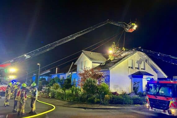 Dachstuhlbrand in Paderborn: Feuerwehr im Einsatz mit Rauch und Flammen sichtbar.