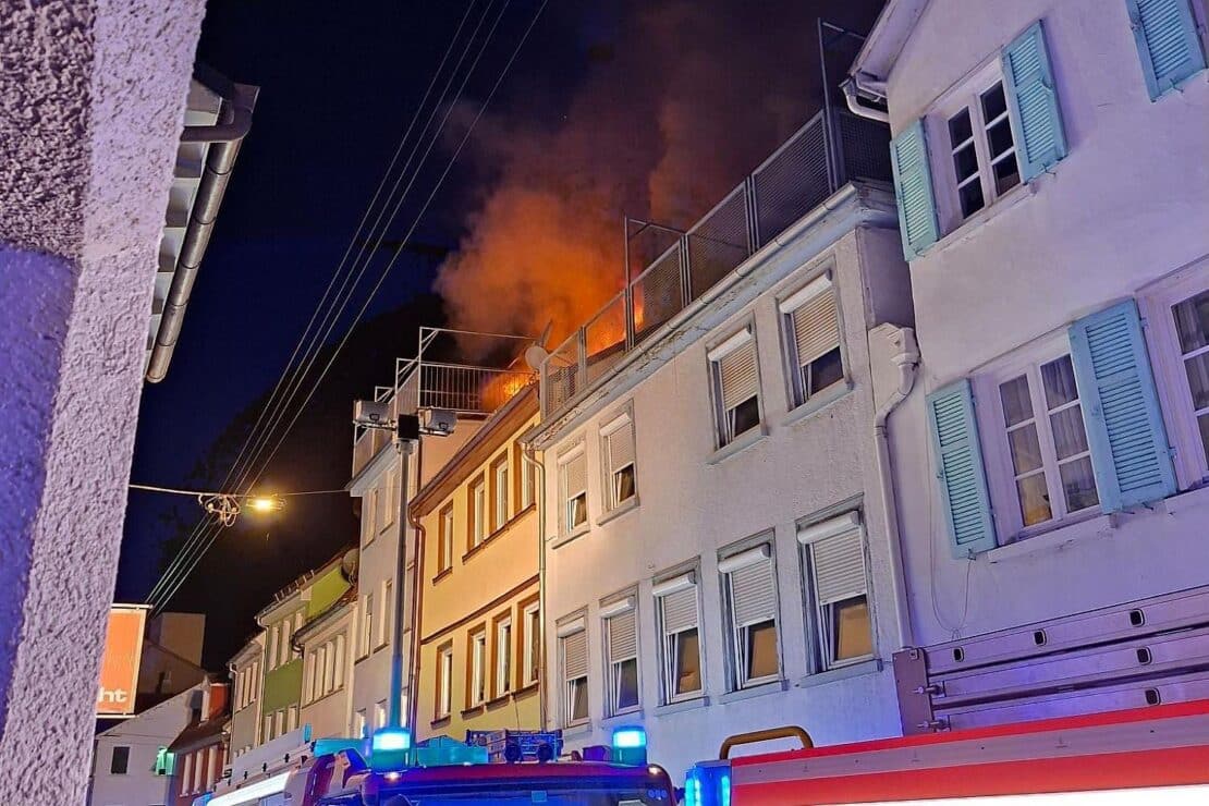 Dachstuhlbrand in Reutlingen fordert Großeinsatz der Feuerwehr