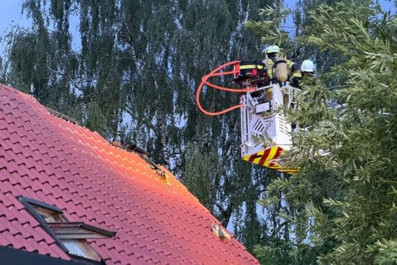 Dachstuhlbrand nach Blitzeinschlag bei Unwetter in Fuhlendorf, Feuerwehr im Einsatz.