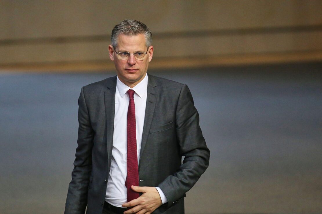 De Vries warnt nach Brandanschlag auf sein Auto vor Linksextremen