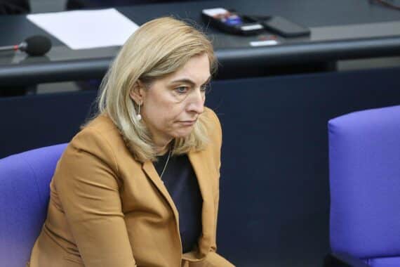 Nina Warken diskutiert Reformen, die Arbeitsplätze im Gastgewerbe gefährden könnten.